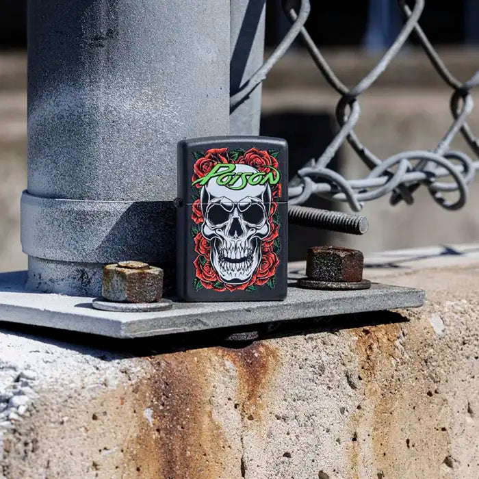 Zippo – Poison «Hodeskalle med Roser» Motiv – Black Matte Lighter