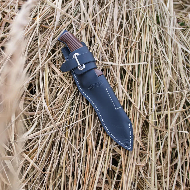 P38 Kniv - Med Lærslire - Lisensiert