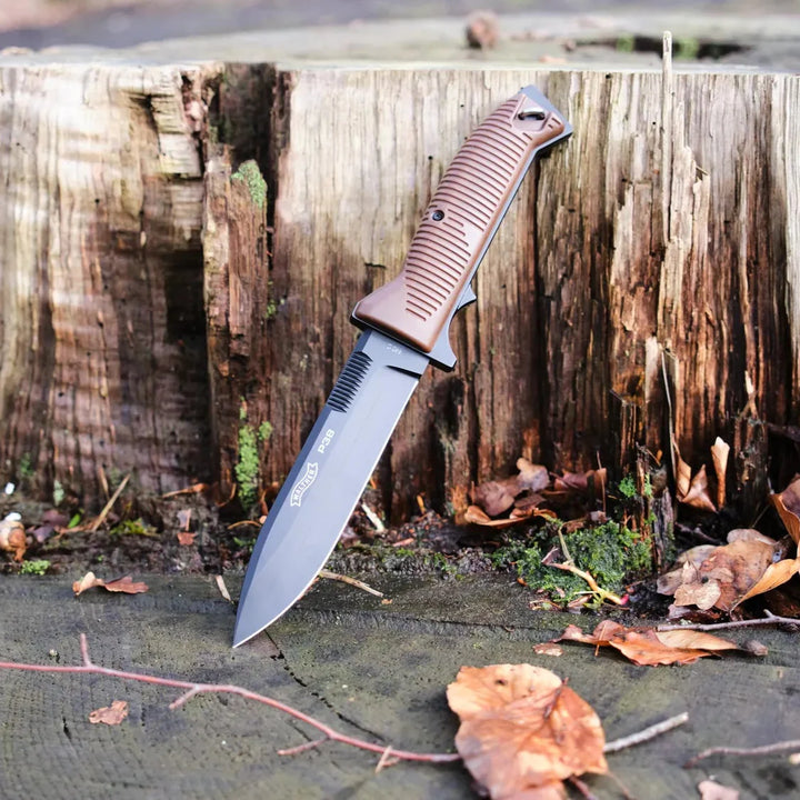 P38 Kniv - Med Lærslire - Lisensiert