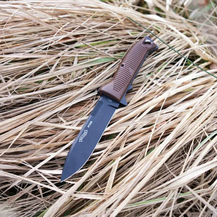 P38 Kniv - Med Lærslire - Lisensiert