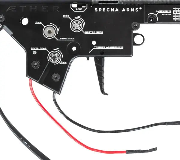 Specna Arms Aether gearbox, nærbilde av skallet med 8mm-merking, AoE og trigger adjustment